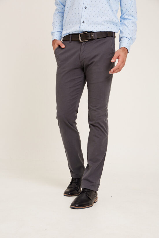 Chino básico regular fit de gabardina