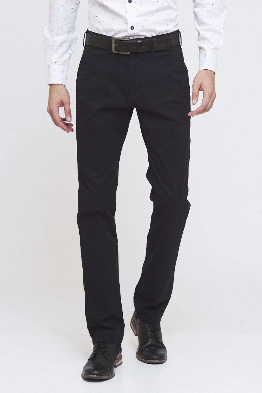 Chino básico regular fit de gabardina
