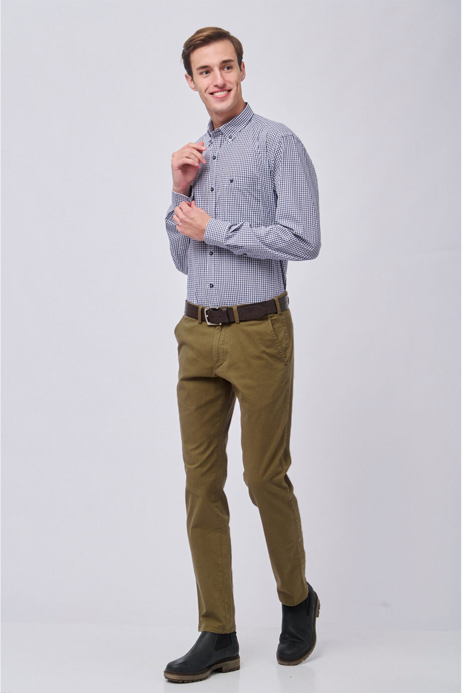 Chino básico regular fit de gabardina