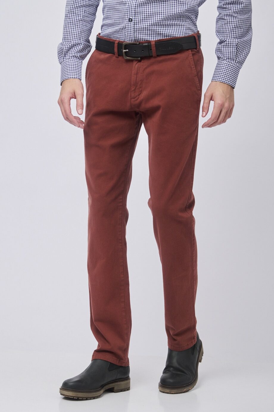 Chino básico regular fit de gabardina teñida