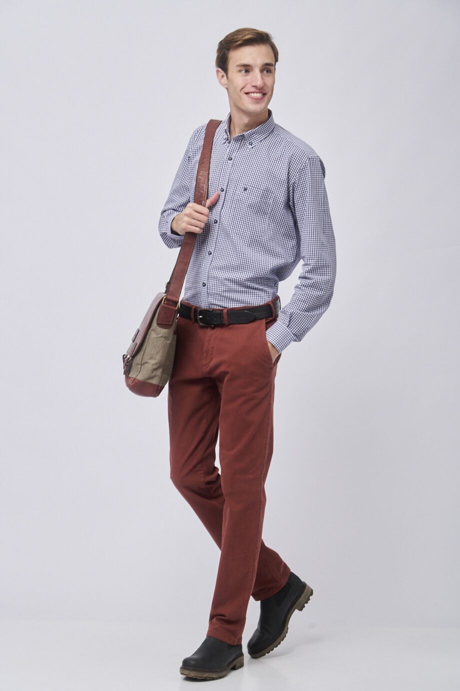Chino básico regular fit de gabardina teñida