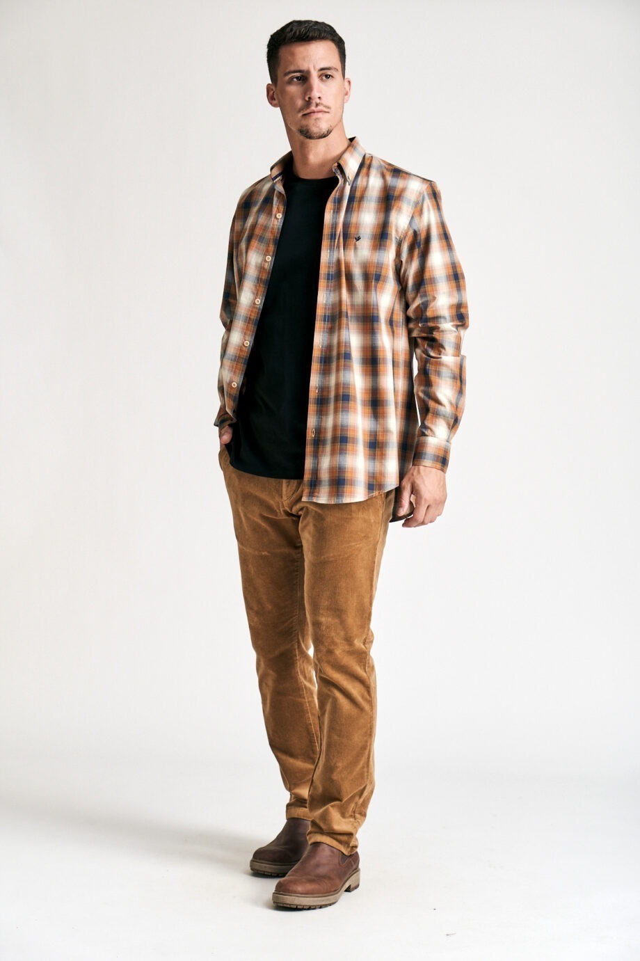 Chino básico regular fit de corderoy