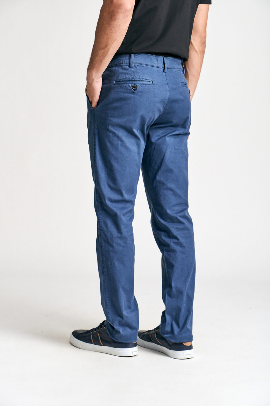 Chino básico regular fit de gabardina teñida