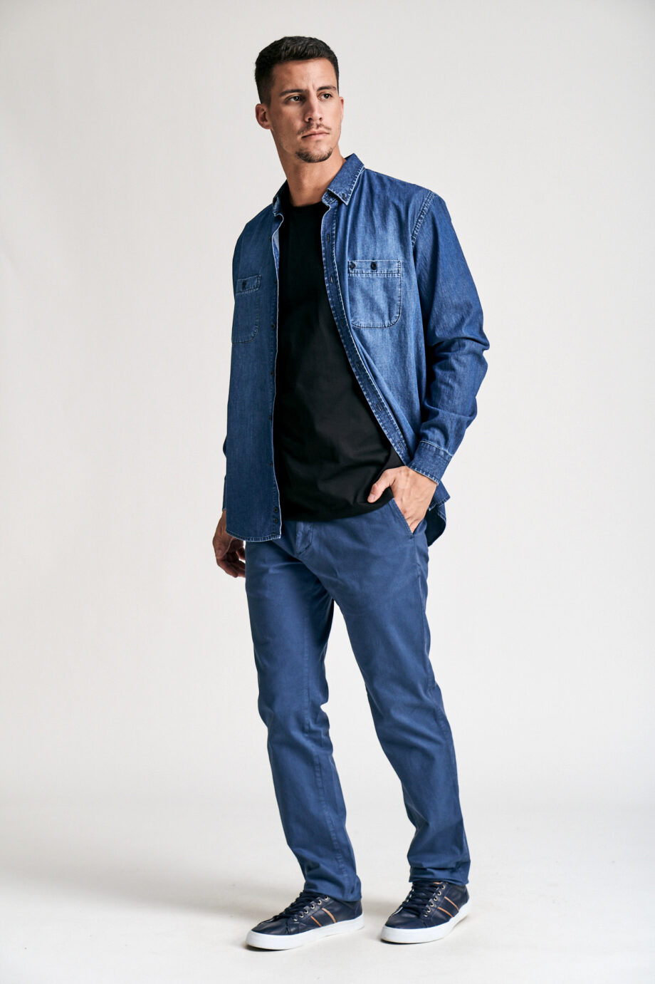 Chino básico regular fit de gabardina teñida
