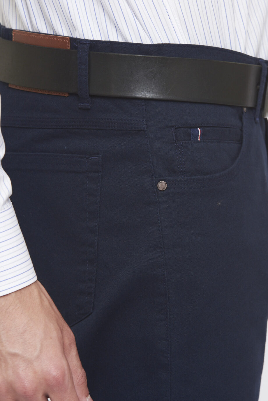 Pantalón corte jean regular fit de gabardina