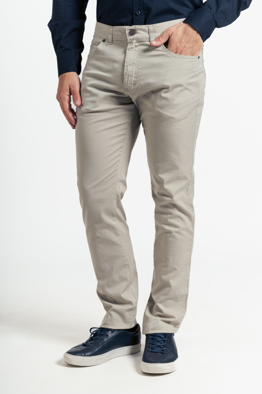 Pantalón corte jean regular fit de gabardina liviana