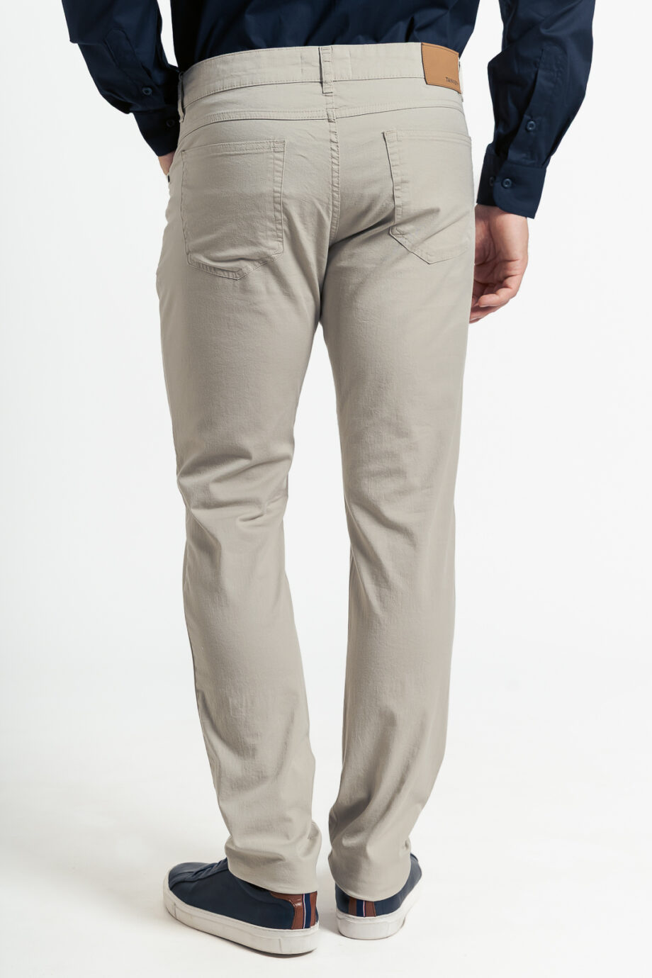 Pantalón corte jean regular fit de gabardina liviana