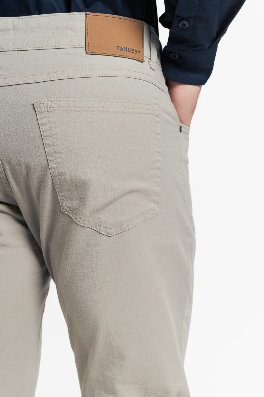 Pantalón corte jean regular fit de gabardina liviana