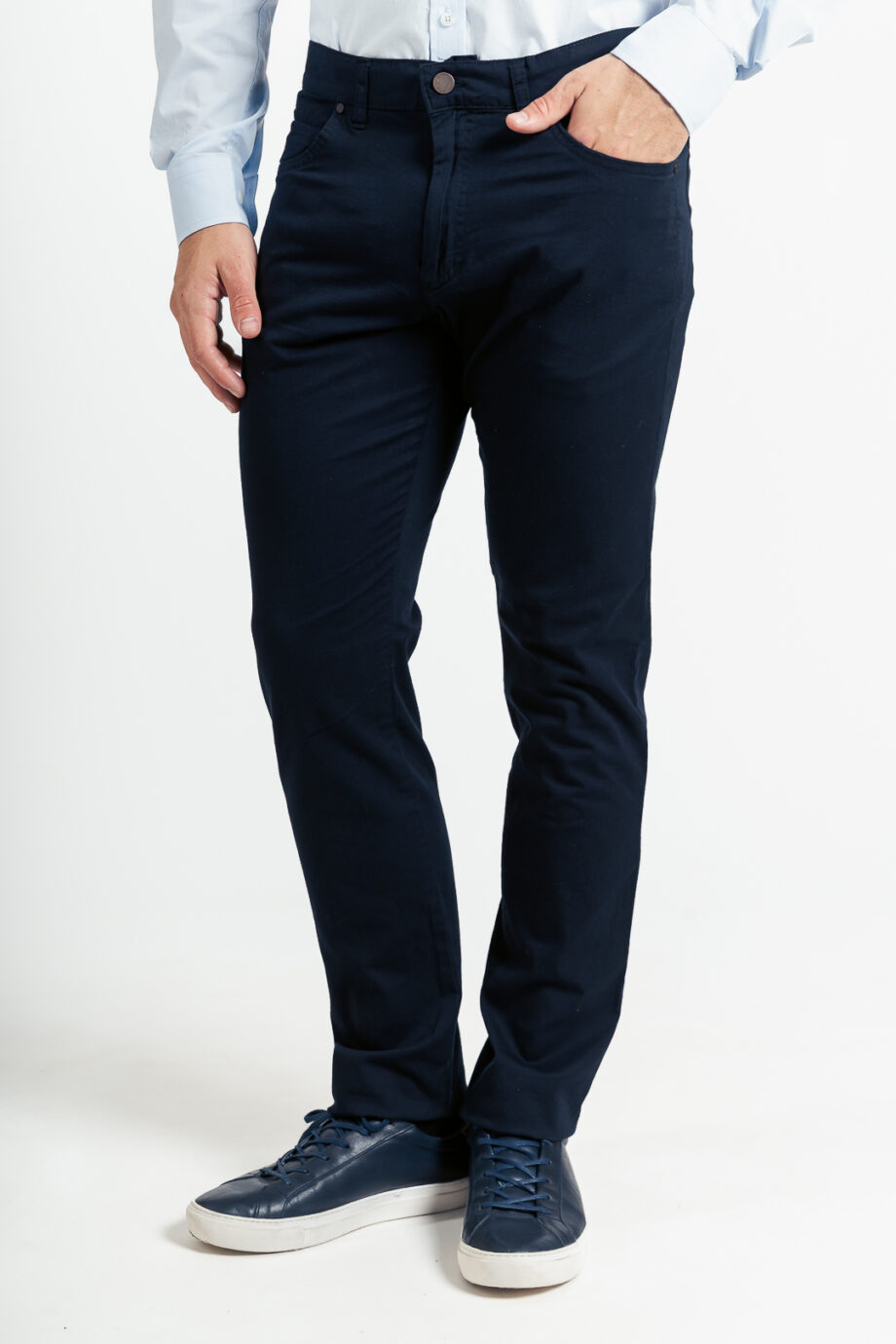 Pantalón corte jean regular fit de gabardina liviana