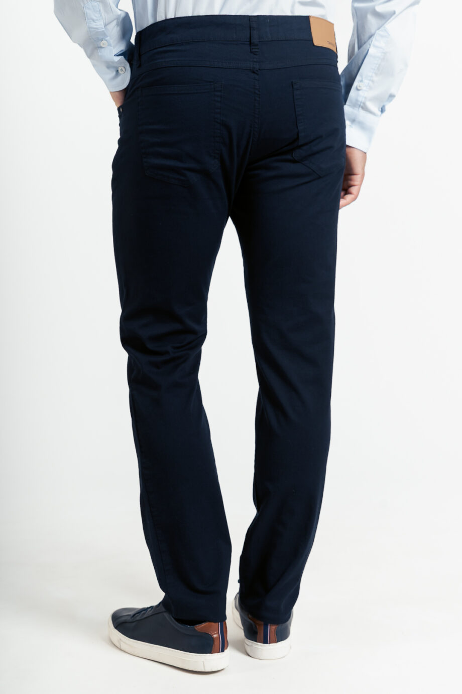 Pantalón corte jean regular fit de gabardina liviana