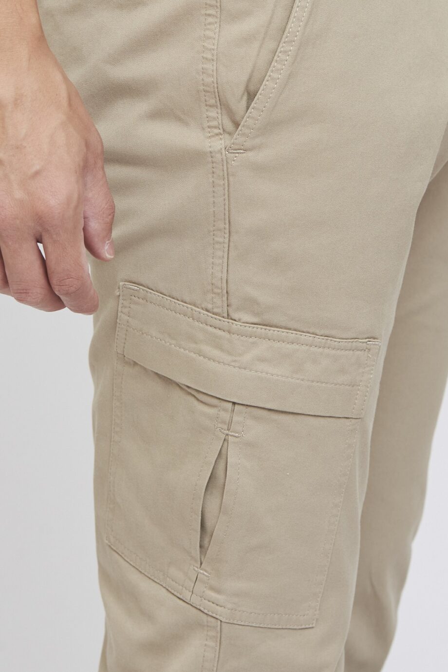 Cargo slim fit de gabardina elastizada