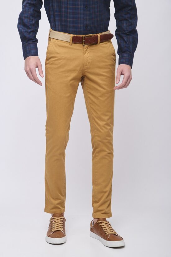 Chino slim fit de gabardina teñida