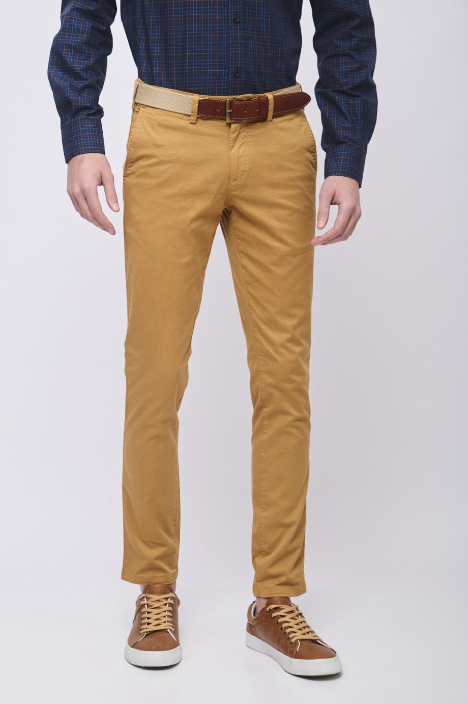 Chino slim fit de gabardina teñida