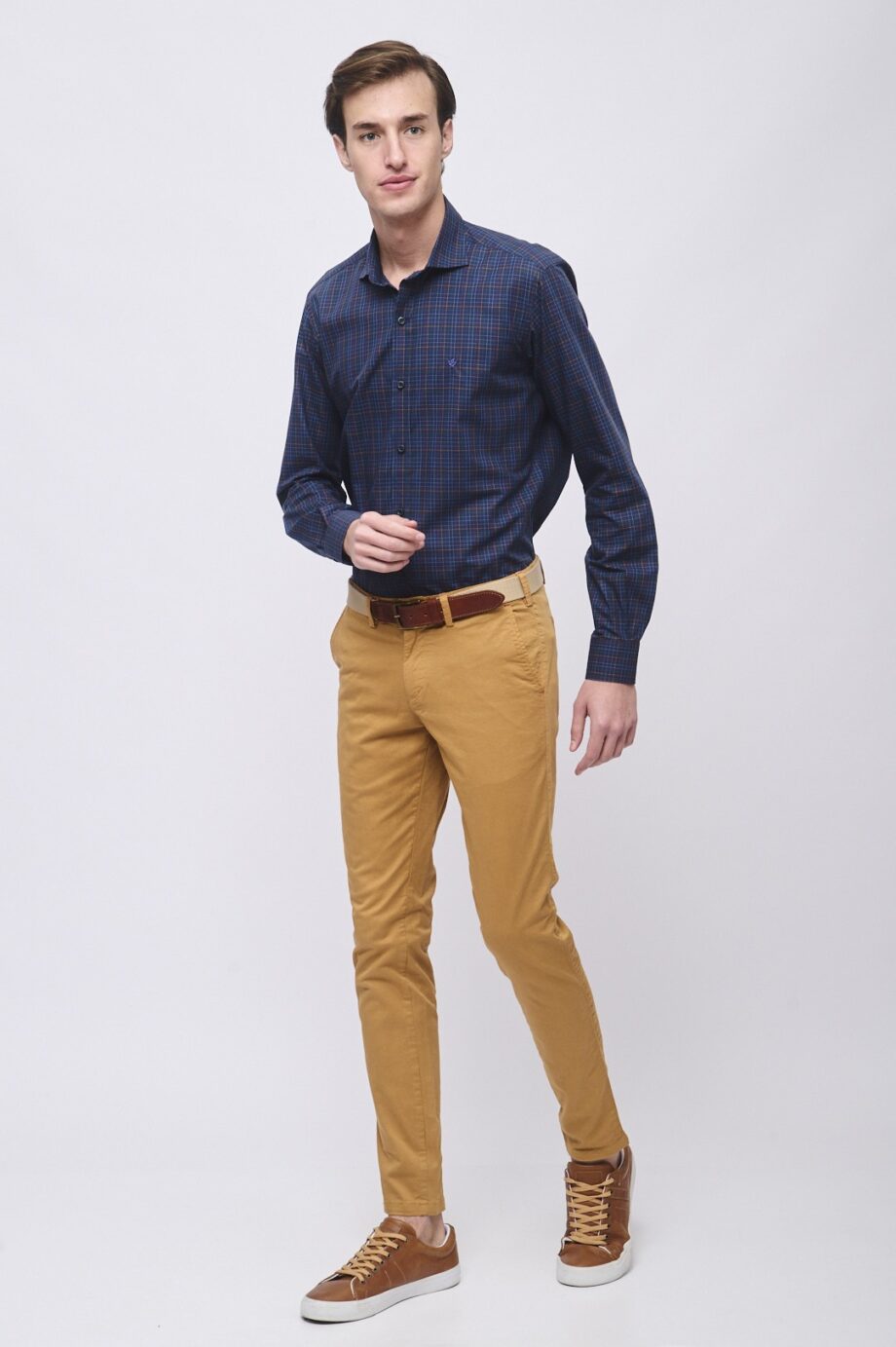 Chino slim fit de gabardina teñida