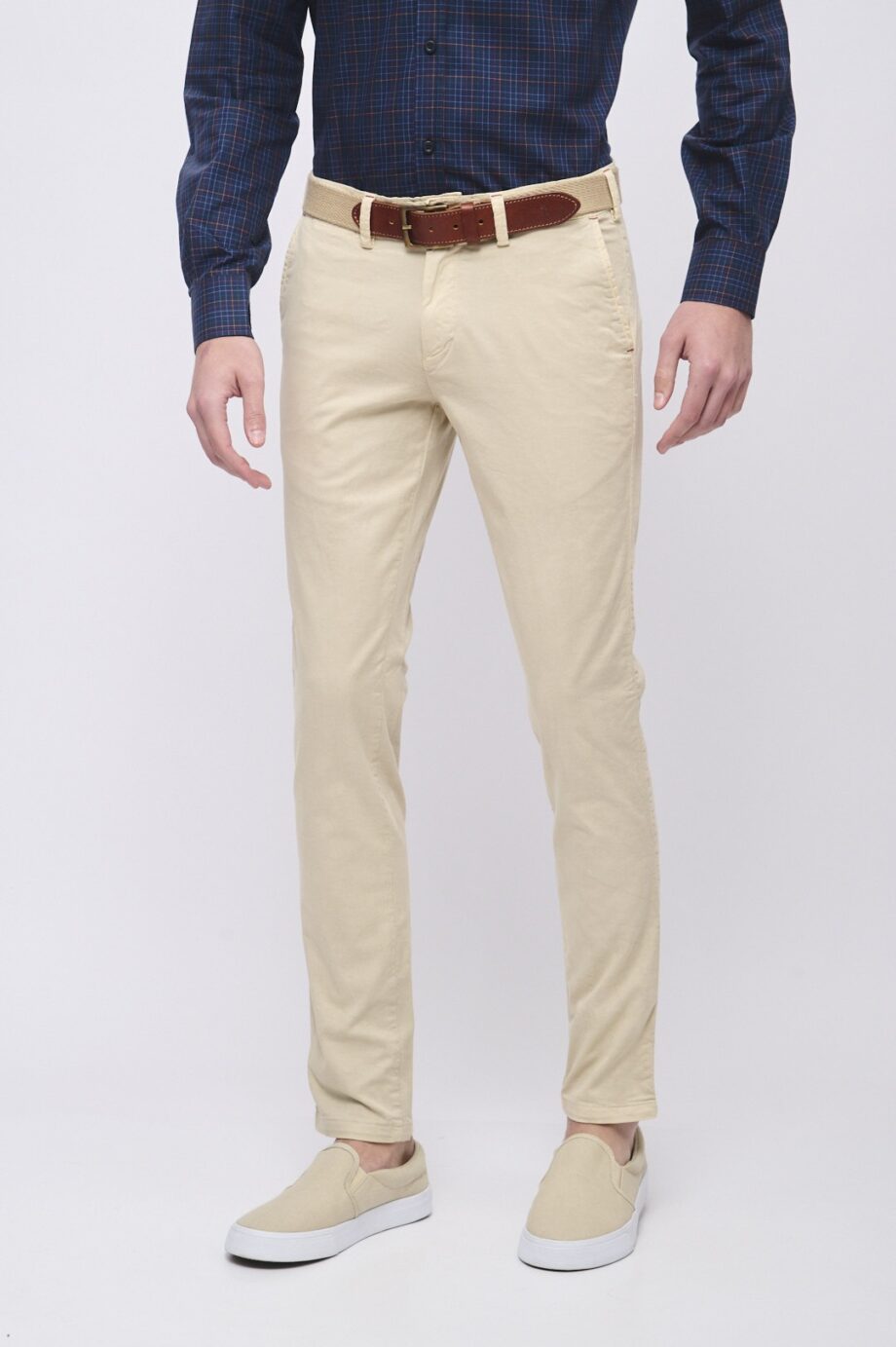 Chino slim fit de gabardina teñida
