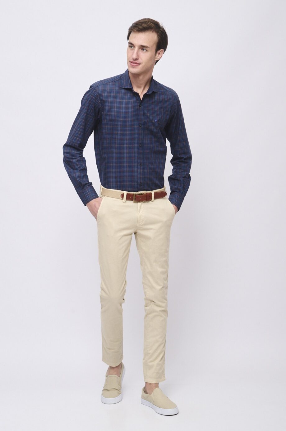 Chino slim fit de gabardina teñida