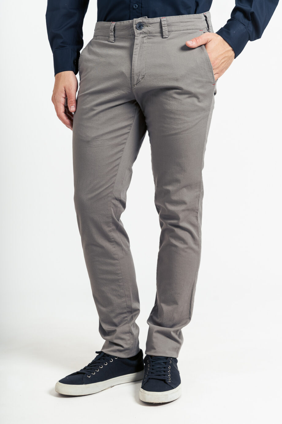 Chino slim fit de gabardina liviana