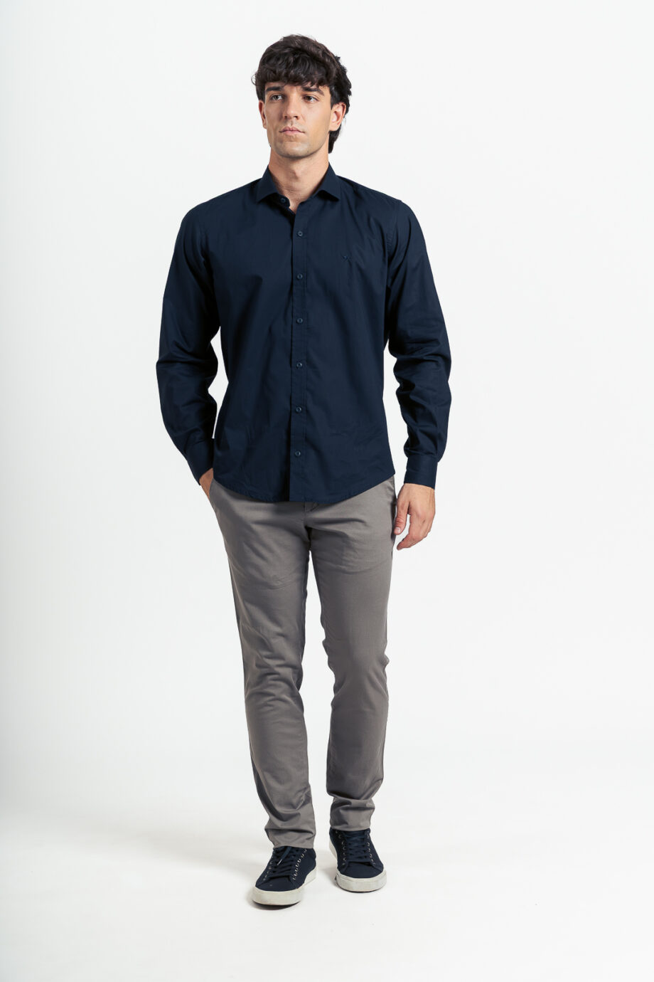 Chino slim fit de gabardina liviana