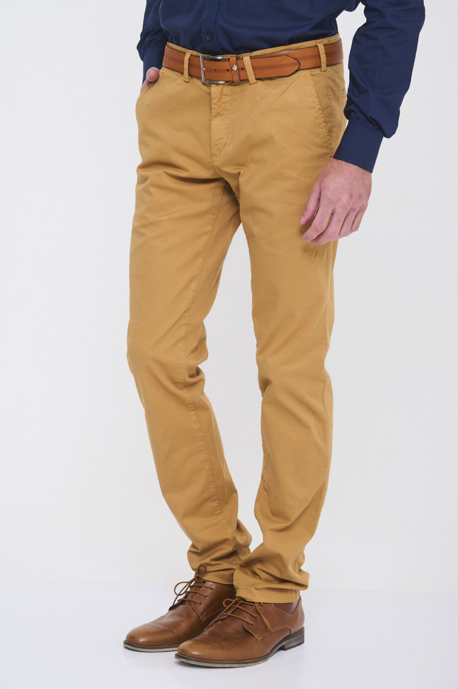 Chino slim fit de gabardina teñida