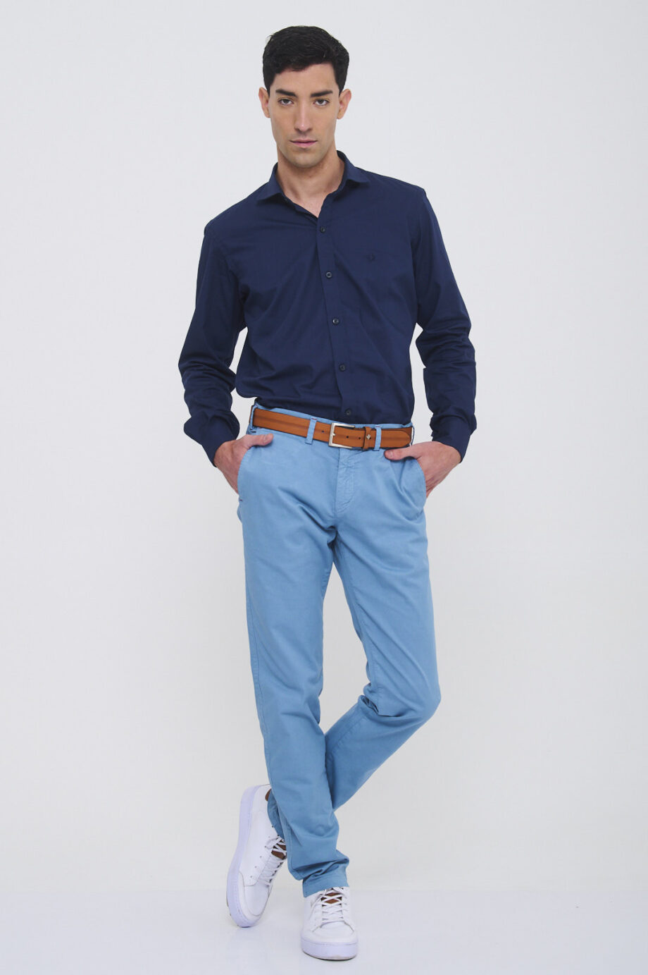 Chino slim fit de gabardina teñida