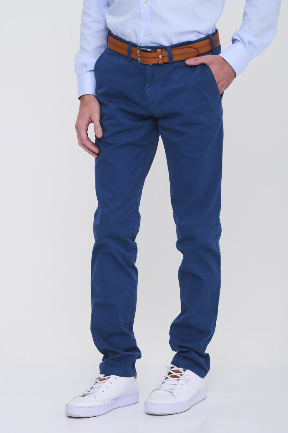 Chino slim fit de gabardina teñida