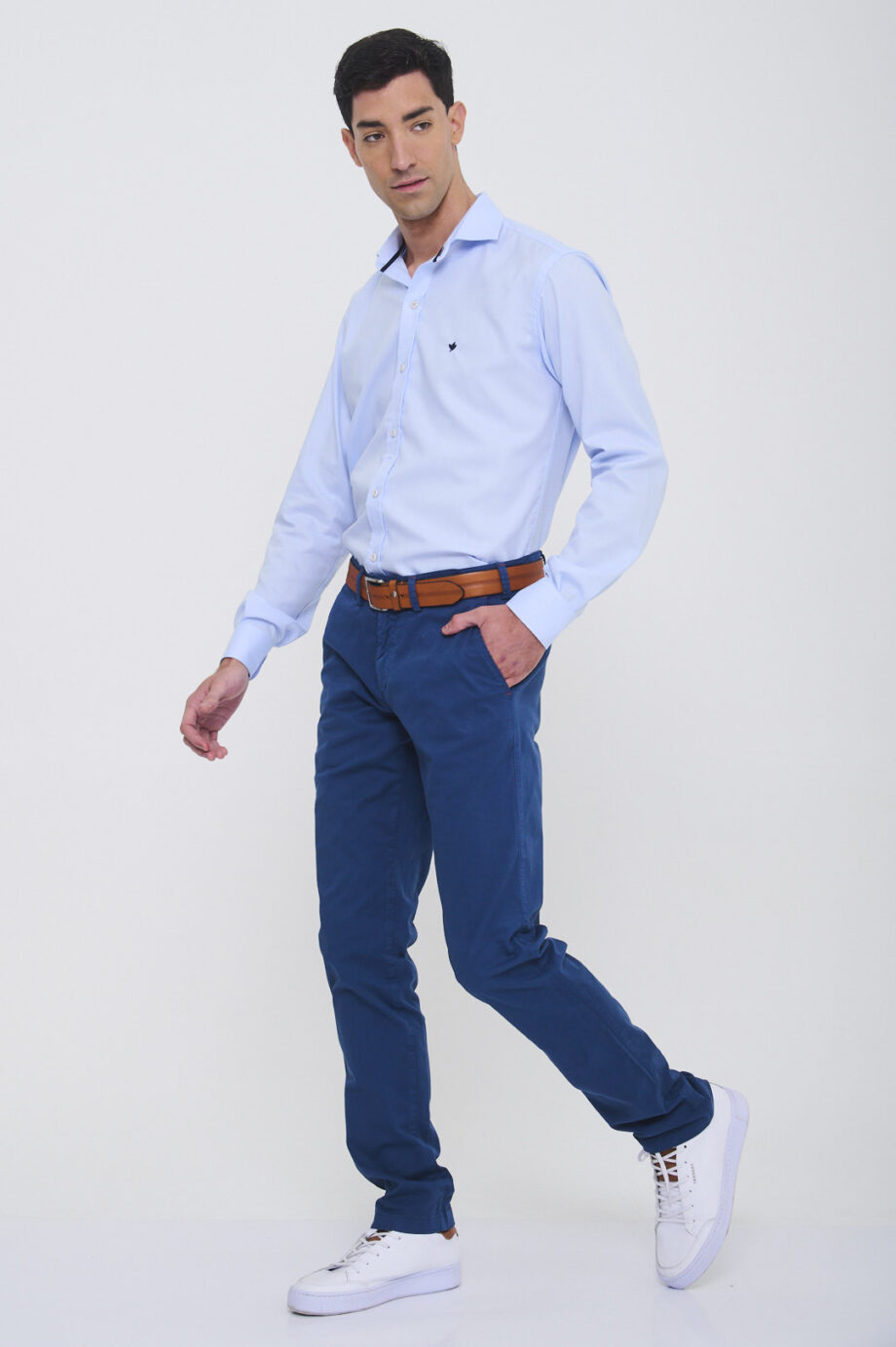Chino slim fit de gabardina teñida