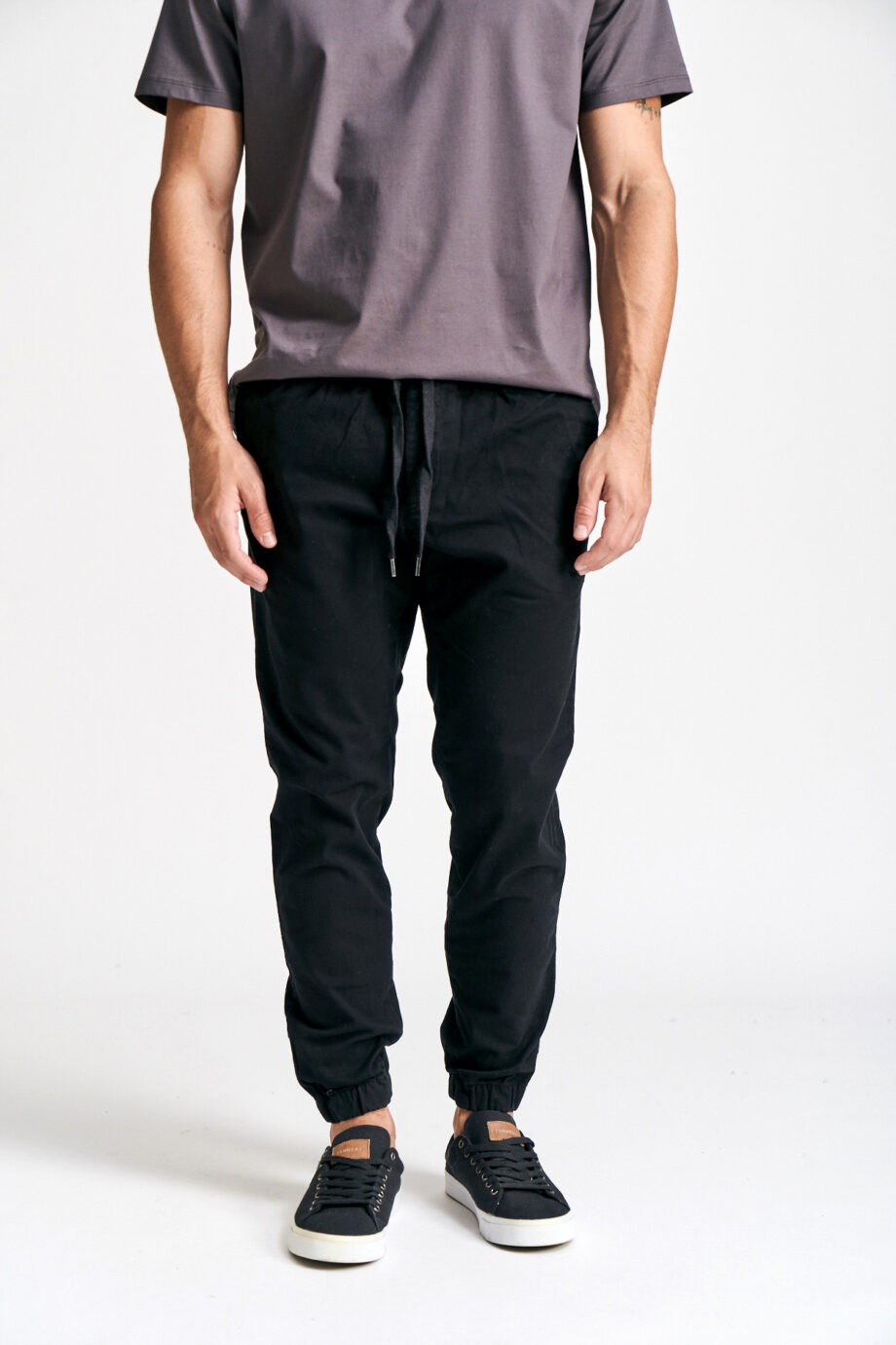 Jogger slim fit de gabardina