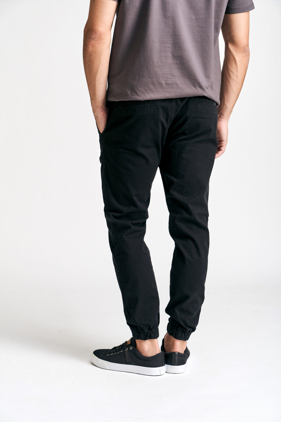 Jogger slim fit de gabardina
