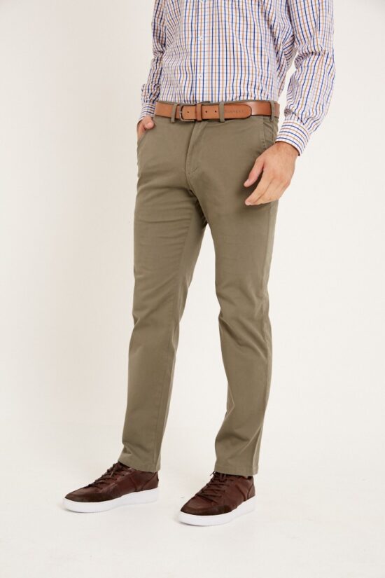 Chino regular fit relax de gabardina