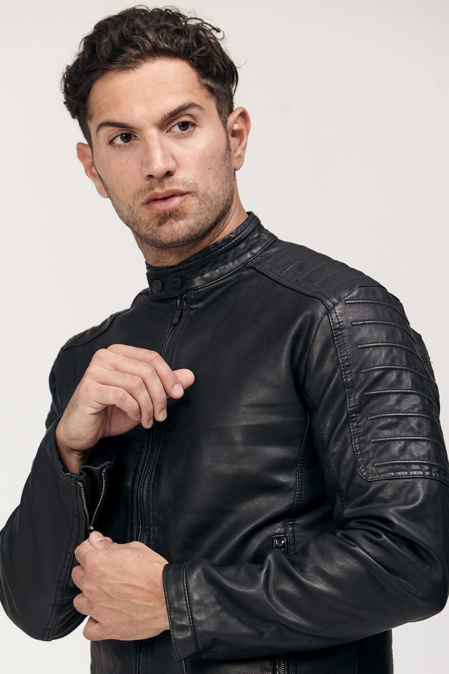 Campera corta de PU