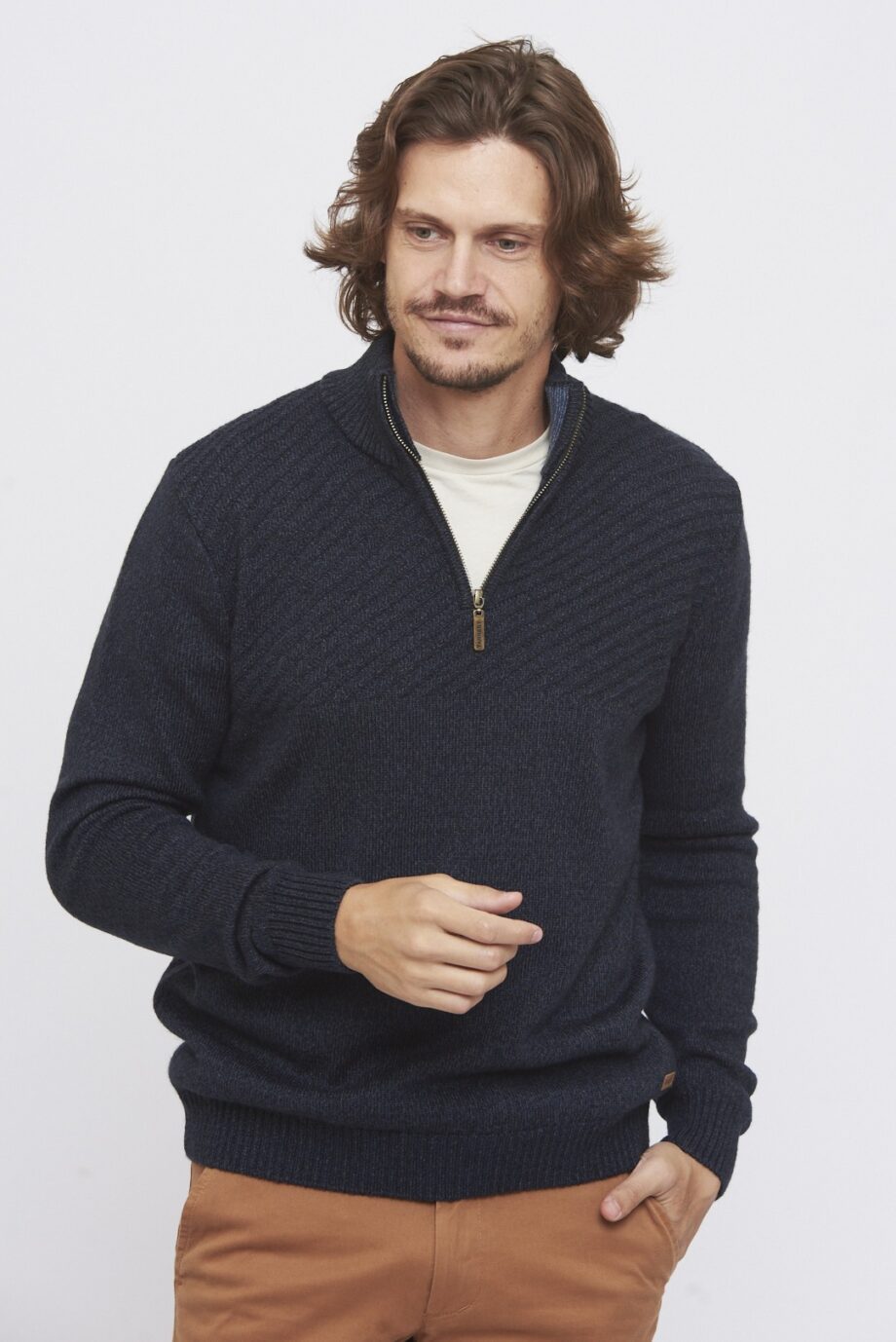 Sweater medio cierre con textura