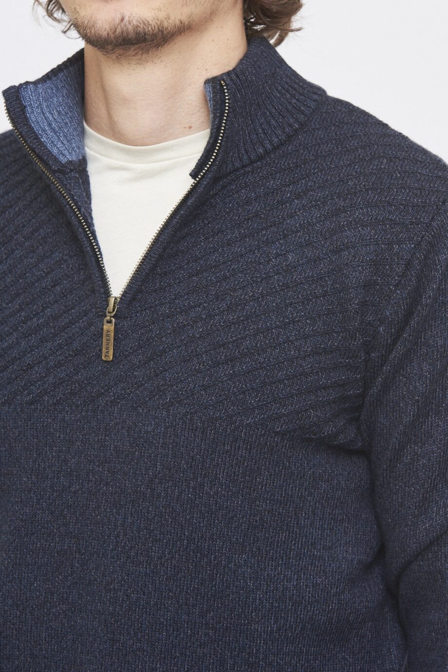 Sweater medio cierre con textura