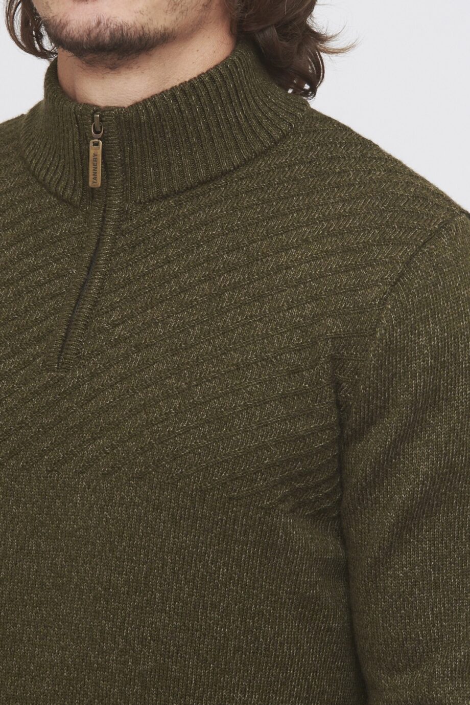 Sweater medio cierre con textura