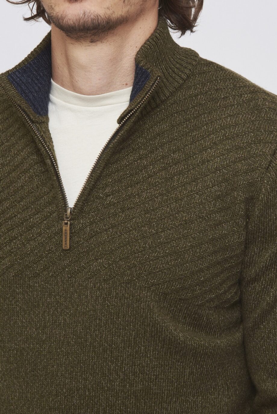 Sweater medio cierre con textura