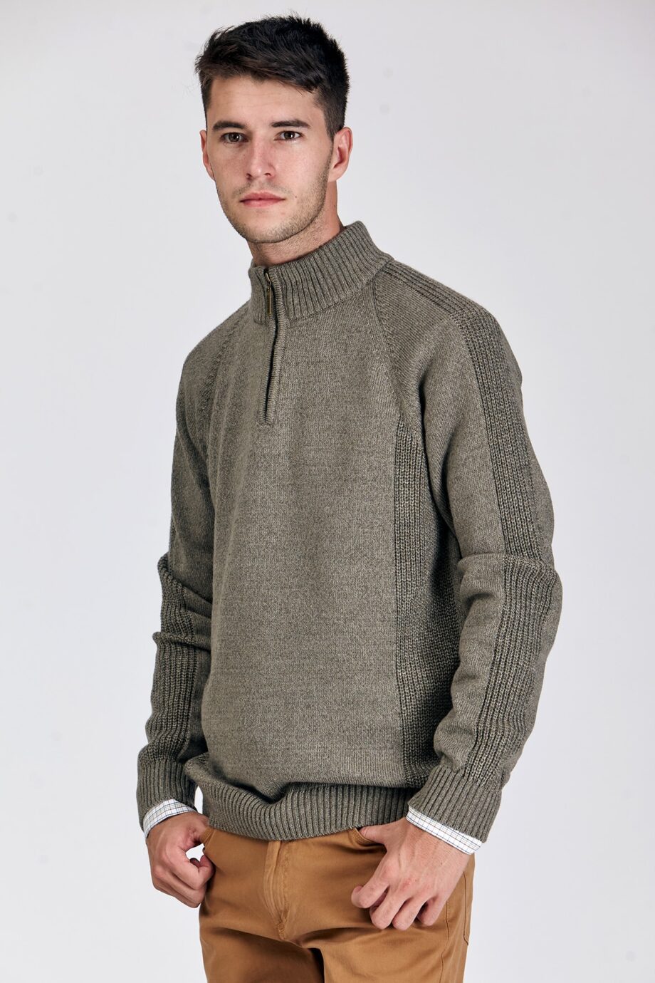Sweater medio cierre con mangas ranglan