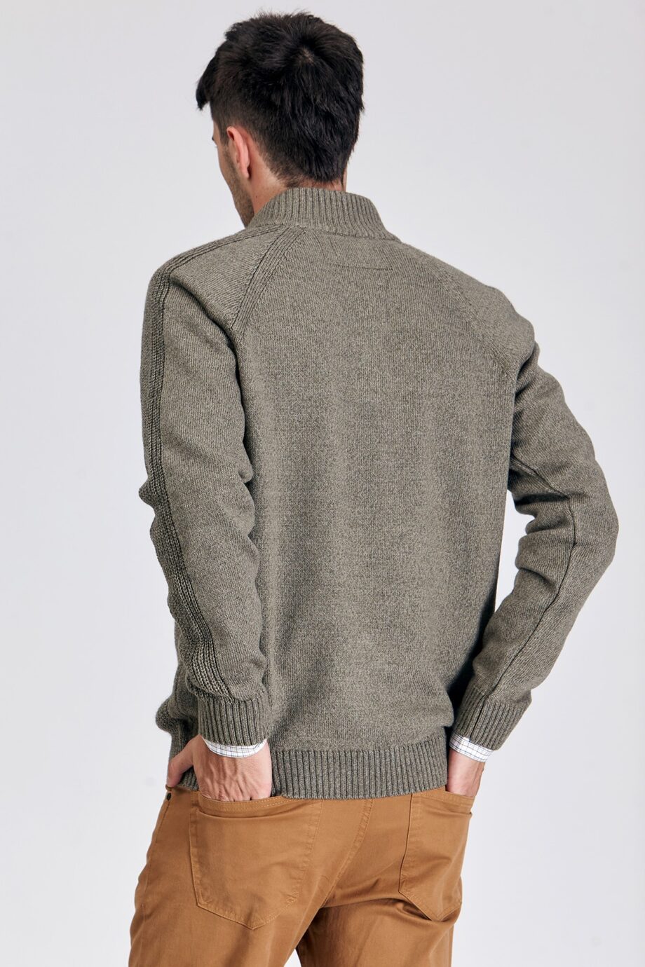 Sweater medio cierre con mangas ranglan