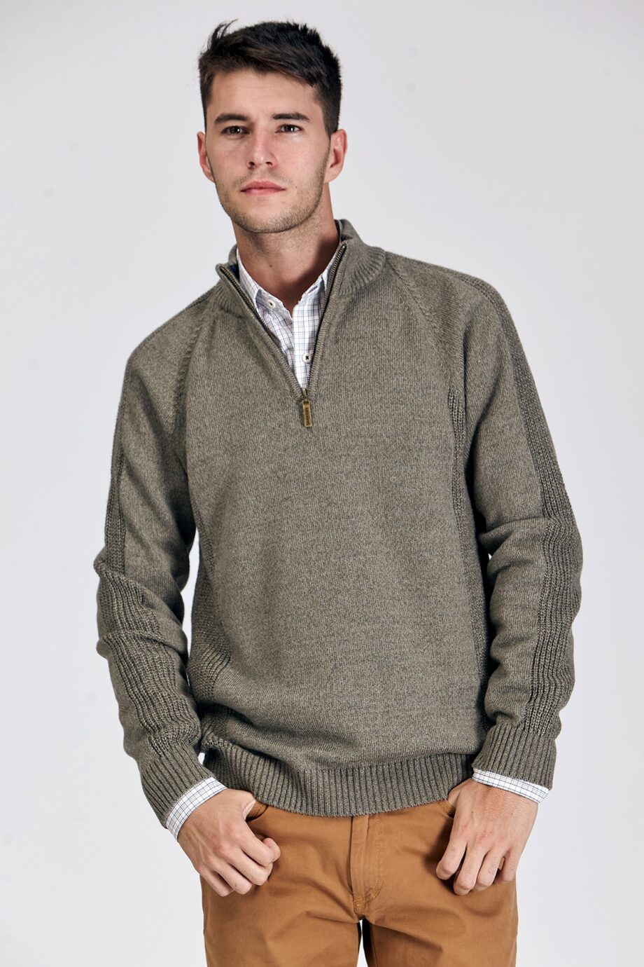 Sweater medio cierre con mangas ranglan