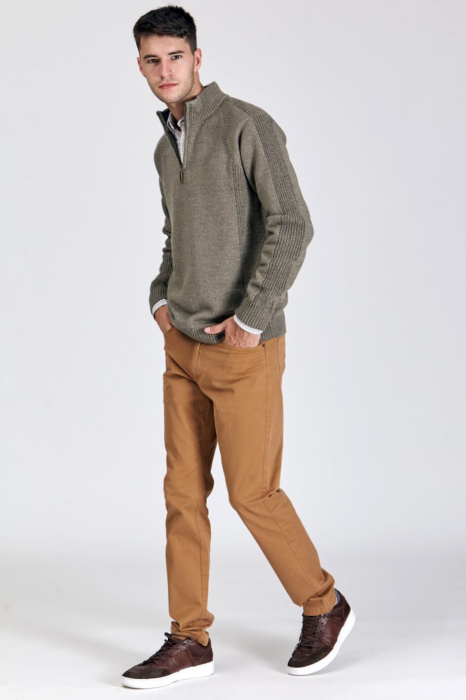 Sweater medio cierre con mangas ranglan