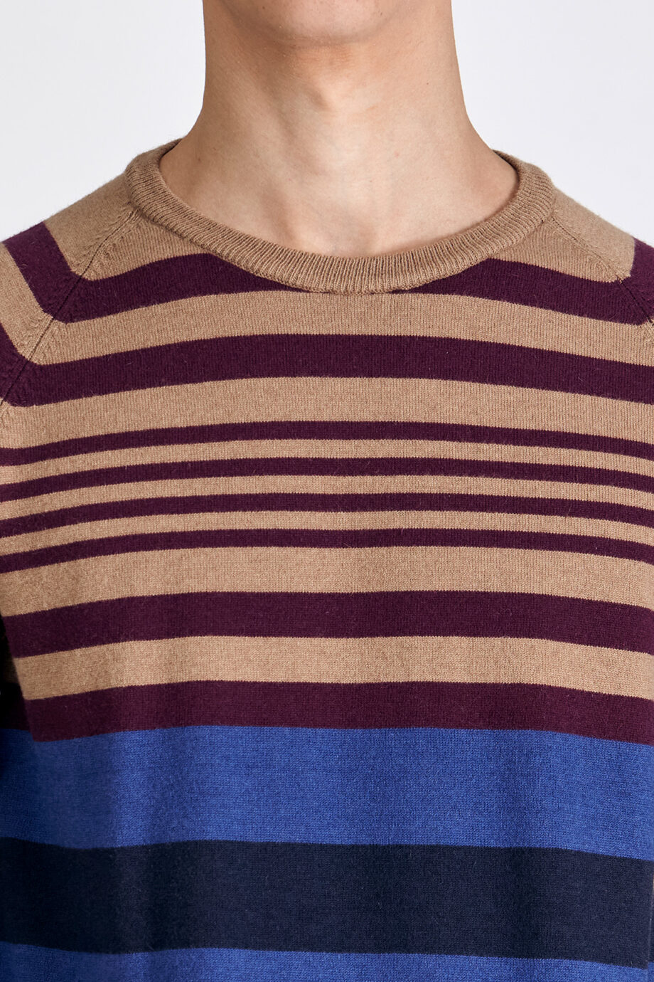 Sweater escote redondo a cuatro colores