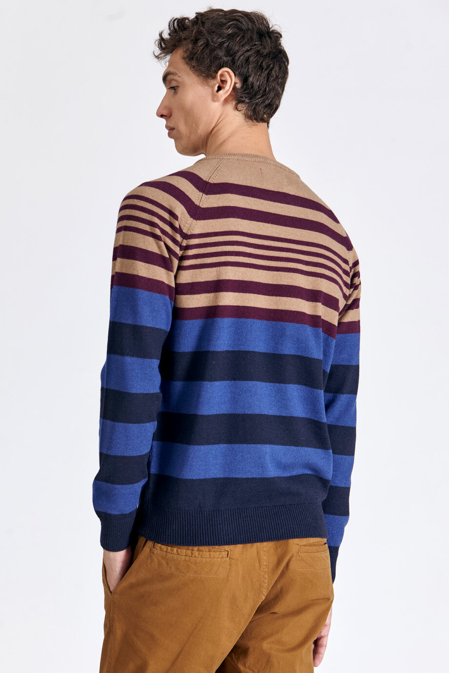 Sweater escote redondo a cuatro colores