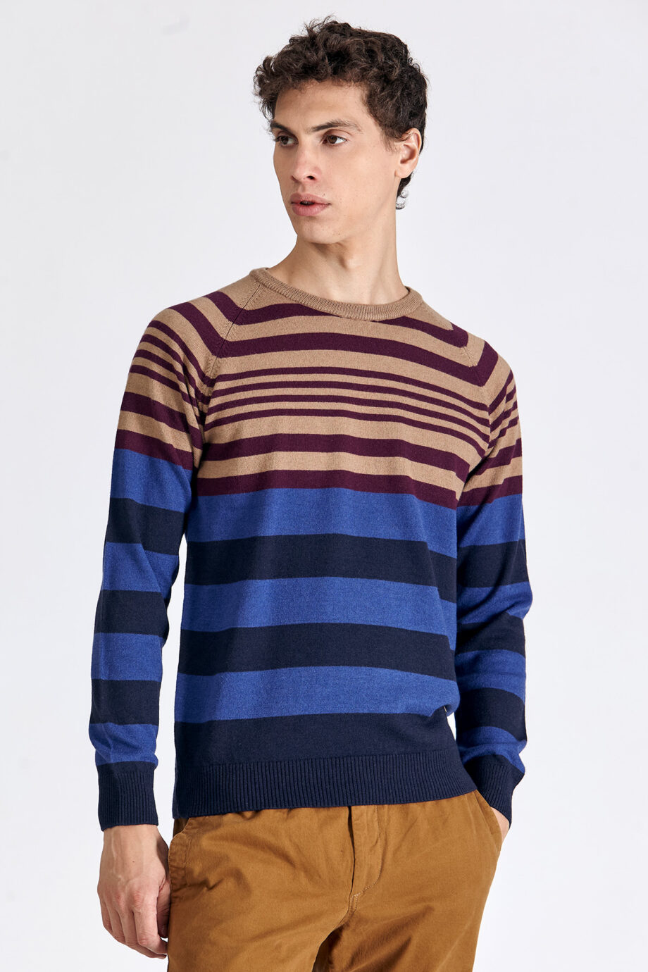 Sweater escote redondo a cuatro colores
