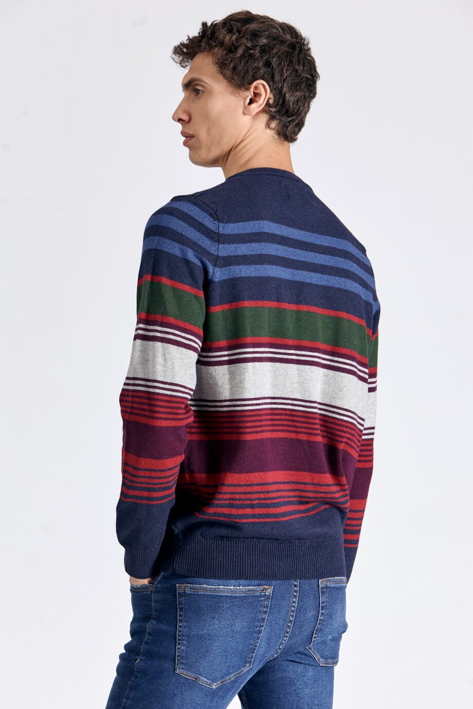 Sweater escote redondo a rayas