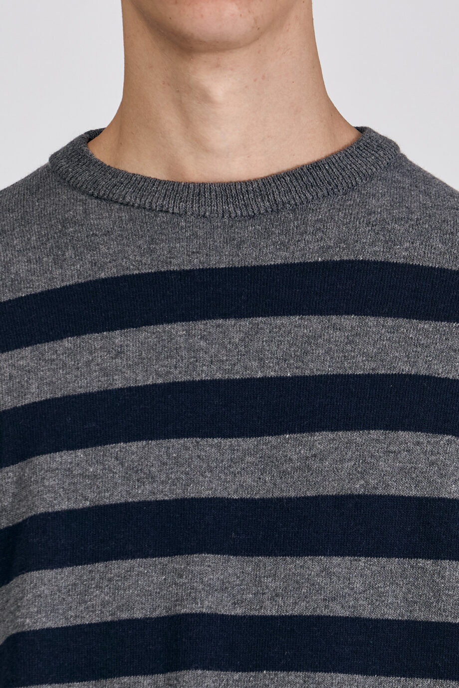 Sweater escote redondo a rayas