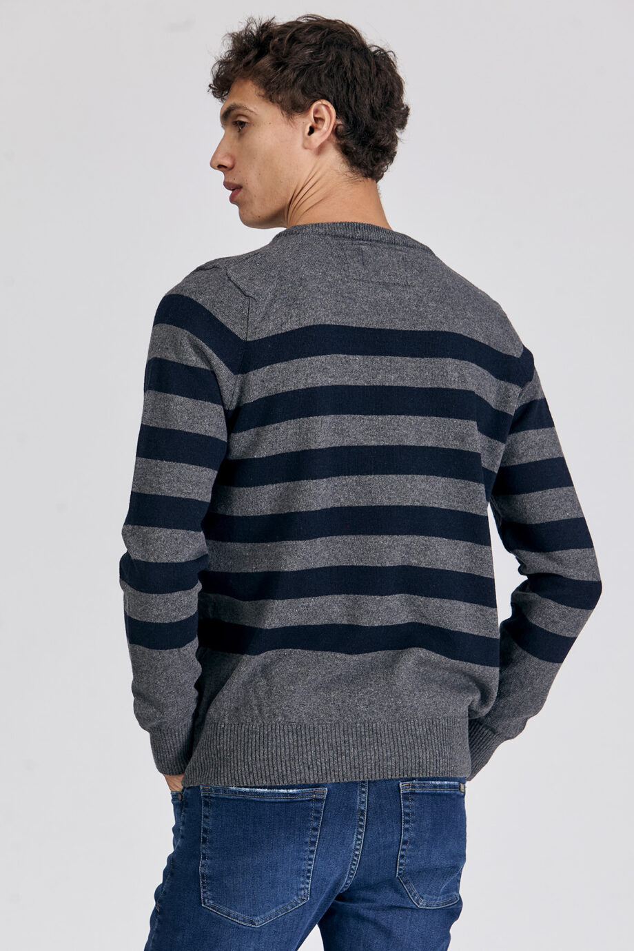 Sweater escote redondo a rayas