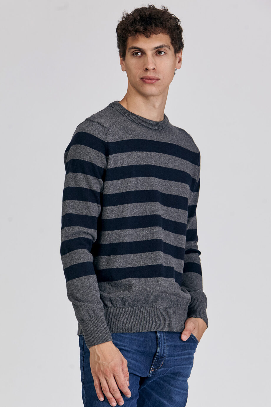 Sweater escote redondo a rayas