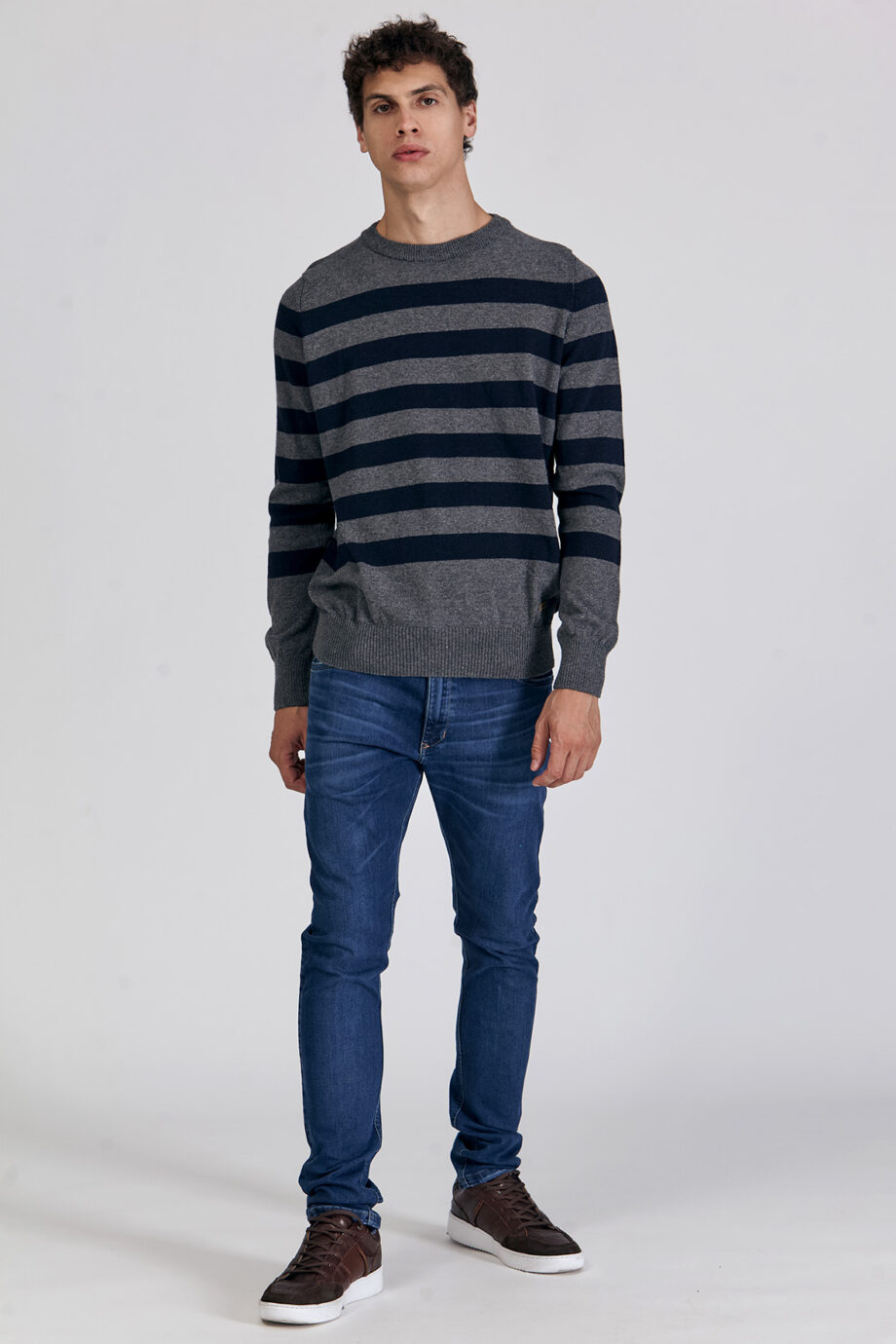 Sweater escote redondo a rayas