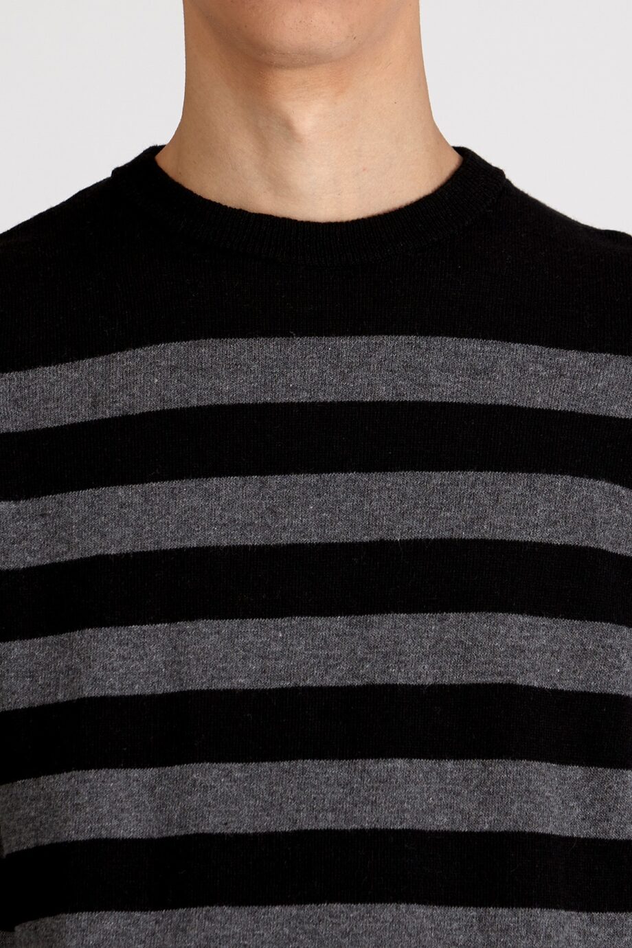 Sweater escote redondo a rayas