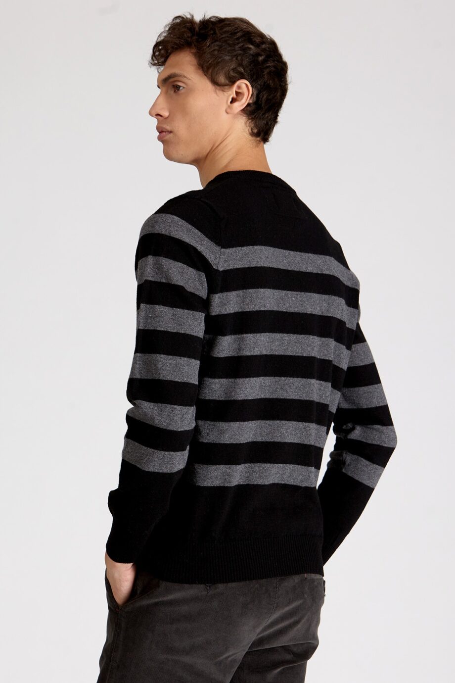 Sweater escote redondo a rayas