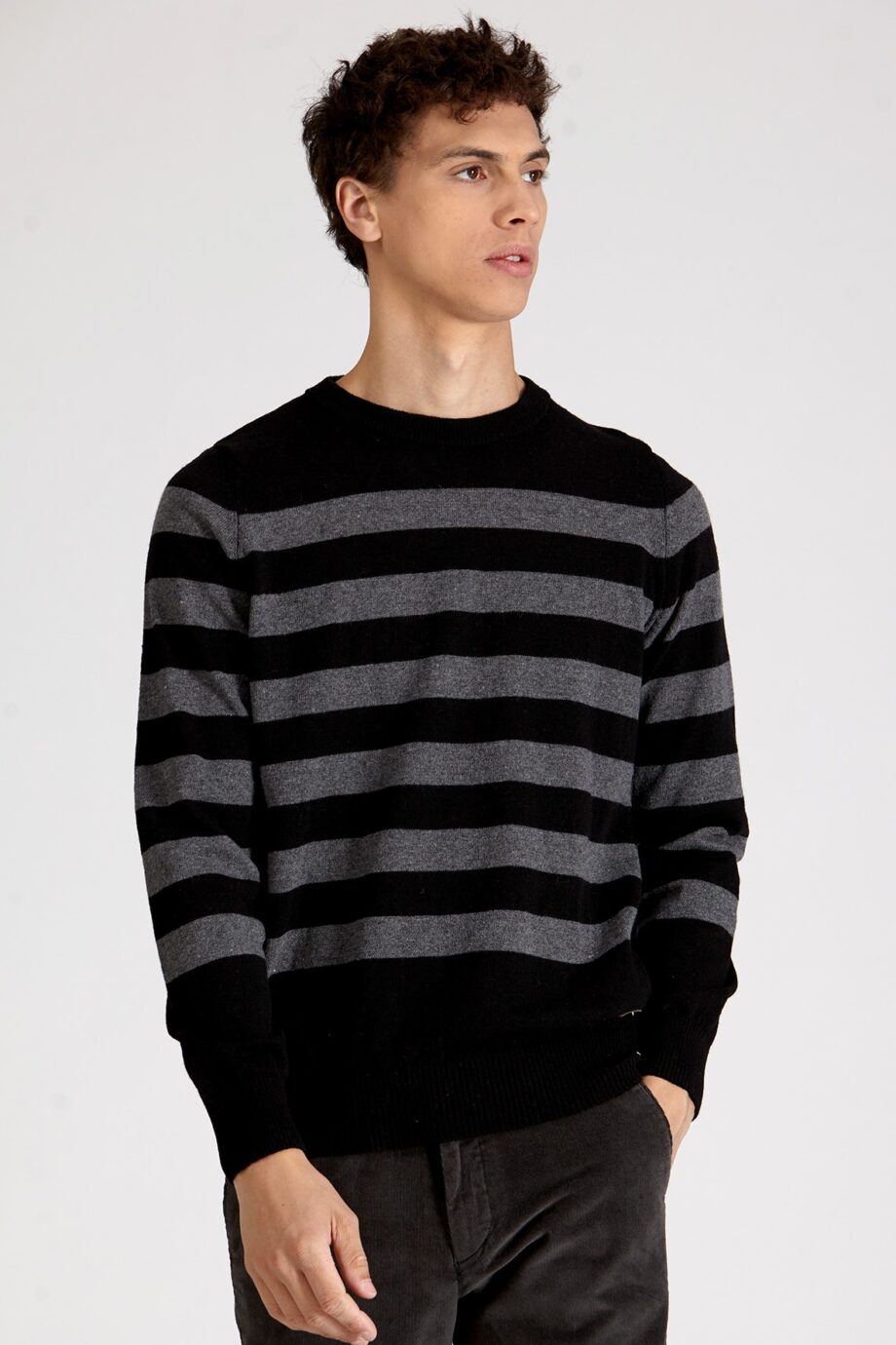 Sweater escote redondo a rayas