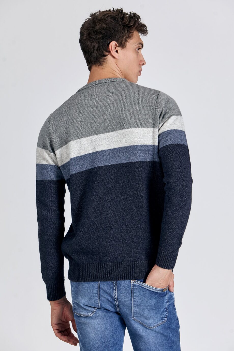 Sweater escote redondo a rayas
